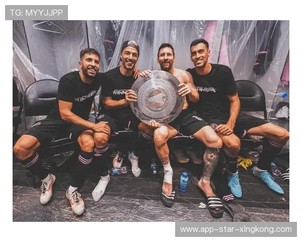 迈阿密国际夺冠后全城沸腾，梅西举杯画面霸屏社媒